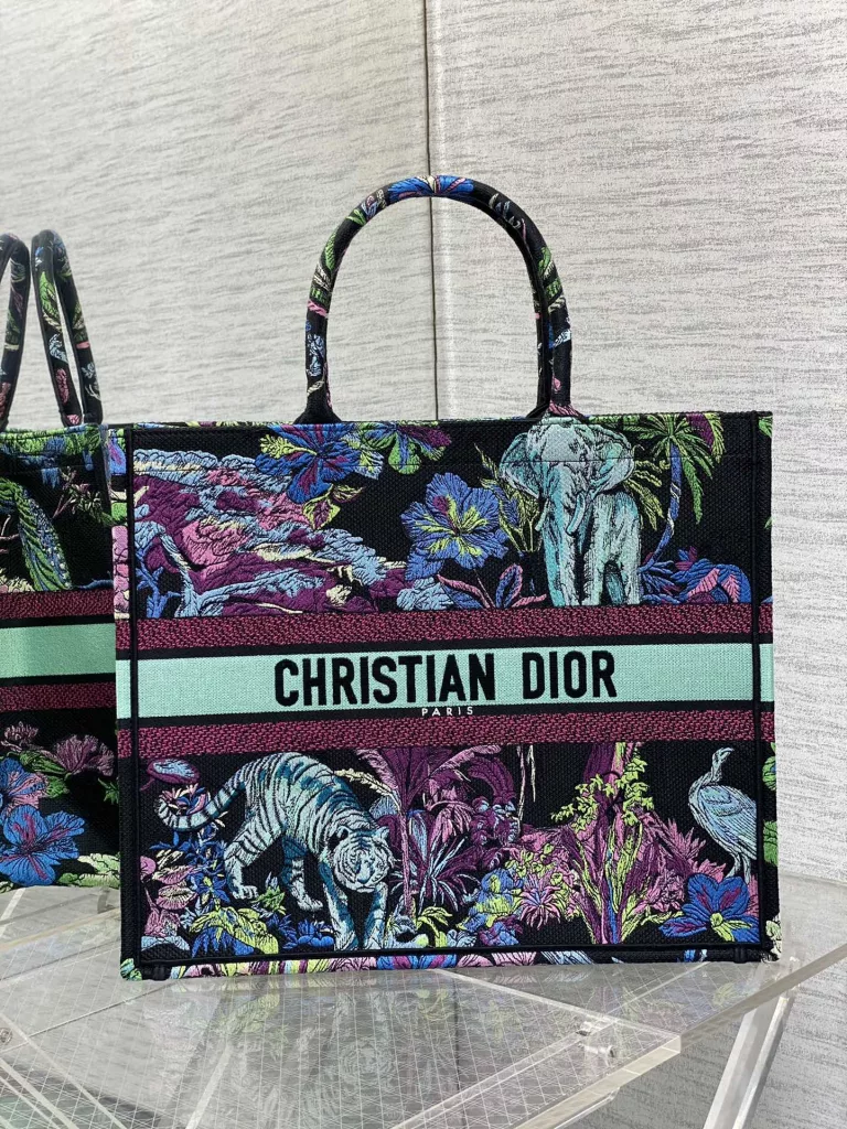 Tote's latest concept zoo spring/summer collection features romantic floral embroidery patterns, high-end color matching, iconic letters, oversized design, concave shaped artifacts, and a stylish and essential item. The capacity is also appropriate, and just throw all kinds of miscellaneous items inside. size: 42 * 18 * 35cm