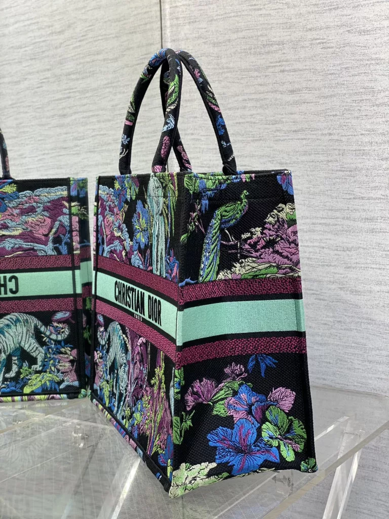 Tote's latest concept zoo spring/summer collection features romantic floral embroidery patterns, high-end color matching, iconic letters, oversized design, concave shaped artifacts, and a stylish and essential item. The capacity is also appropriate, and just throw all kinds of miscellaneous items inside. size: 42 * 18 * 35cm
