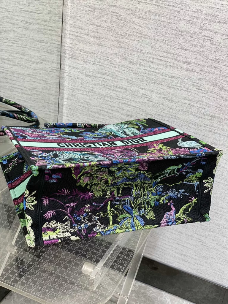 Tote's latest concept zoo spring/summer collection features romantic floral embroidery patterns, high-end color matching, iconic letters, oversized design, concave shaped artifacts, and a stylish and essential item. The capacity is also appropriate, and just throw all kinds of miscellaneous items inside. size: 42 * 18 * 35cm