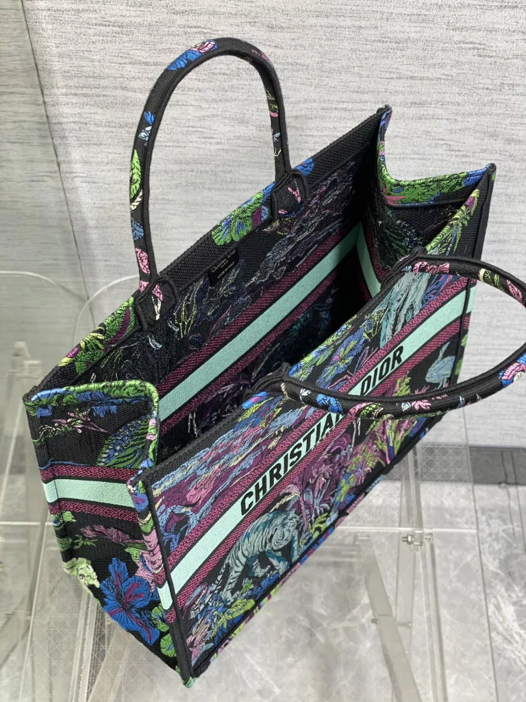 Tote's latest concept zoo spring/summer collection features romantic floral embroidery patterns, high-end color matching, iconic letters, oversized design, concave shaped artifacts, and a stylish and essential item. The capacity is also appropriate, and just throw all kinds of miscellaneous items inside. size: 42 * 18 * 35cm