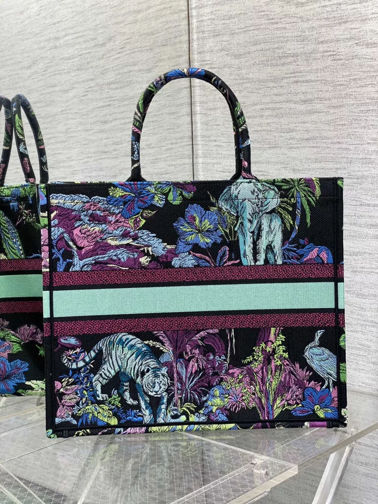 Tote's latest concept zoo spring/summer collection features romantic floral embroidery patterns, high-end color matching, iconic letters, oversized design, concave shaped artifacts, and a stylish and essential item. The capacity is also appropriate, and just throw all kinds of miscellaneous items inside. size: 42 * 18 * 35cm