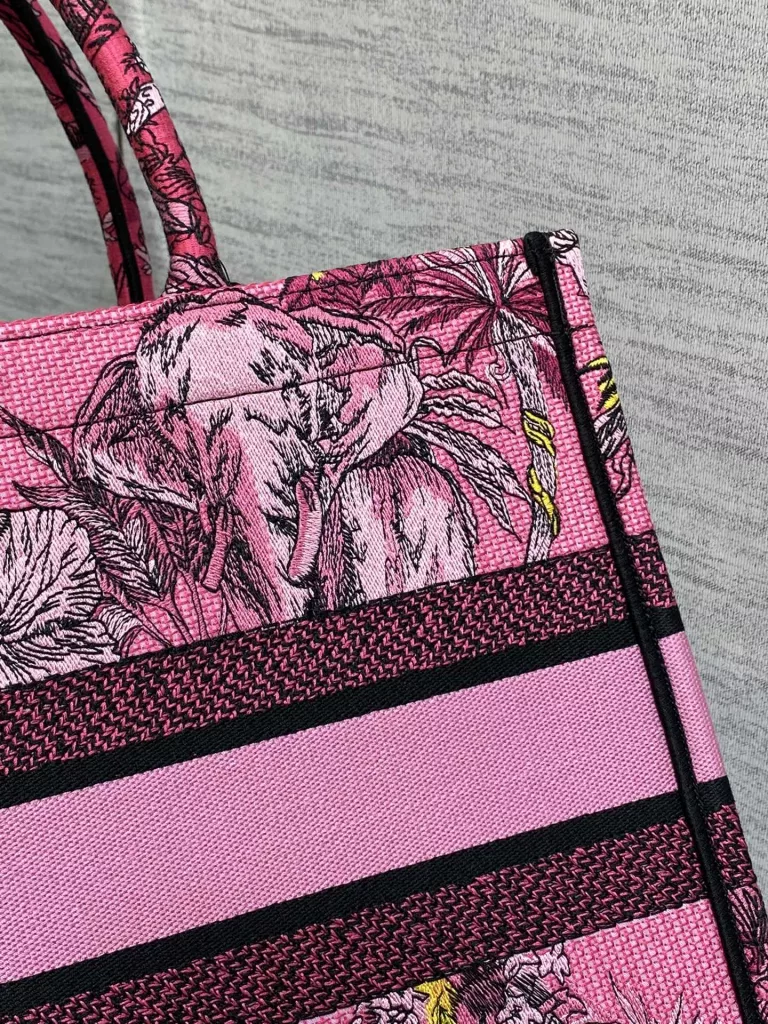 Tote's latest concept zoo spring/summer collection features romantic floral embroidery patterns, high-end color matching, iconic letters, oversized design, concave shaped artifact, and stylish essentials. The capacity is also appropriate, and just throw various miscellaneous items inside. size: 36 * 18 * 28cm