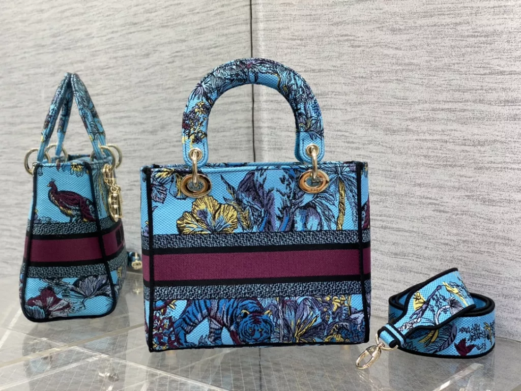 Lady's latest concept of zoo embroidery series, full of immortality, classic graphic embroidery, and exquisite craftsmanship 🔍， Perfect color scheme, overall fashionable yet retro, high-end yet romantic 💓 Size: 24cm