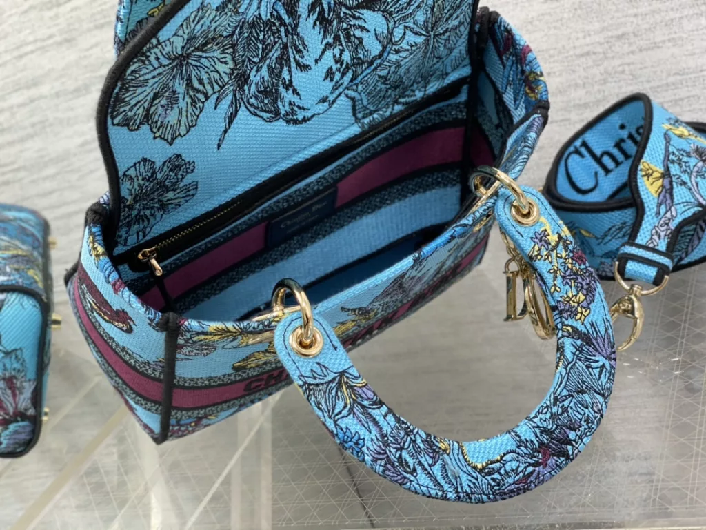 Lady's latest concept of zoo embroidery series, full of immortality, classic graphic embroidery, and exquisite craftsmanship 🔍， Perfect color scheme, overall fashionable yet retro, high-end yet romantic 💓 Size: 24cm