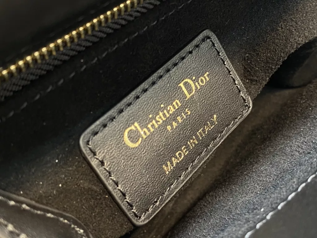 Lady's latest limited edition embroidered black colored bead handmade pearl princess bag, a must-have three compartment small bag for everyone 😍。 Charming, elegant, and full of grandeur 💃🏻， The crossbody handle is also full of feminine charm and classic fashion style. Don't miss the beautiful bag that comes with ins and many fashionable icons ❤️ Size: 17cm