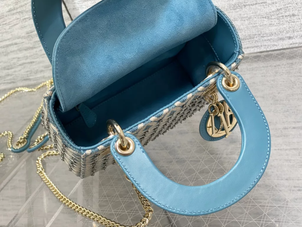 Lady's latest limited edition embroidered checkered handmade bead Princess Dai bag, a must-have three compartment small bag for everyone 😍。 Charming, elegant, and full of grandeur 💃🏻， The crossbody handle is also full of feminine charm and classic fashion style. Don't miss the beautiful bag that comes with ins and many fashionable icons ❤️ Size: 17cm