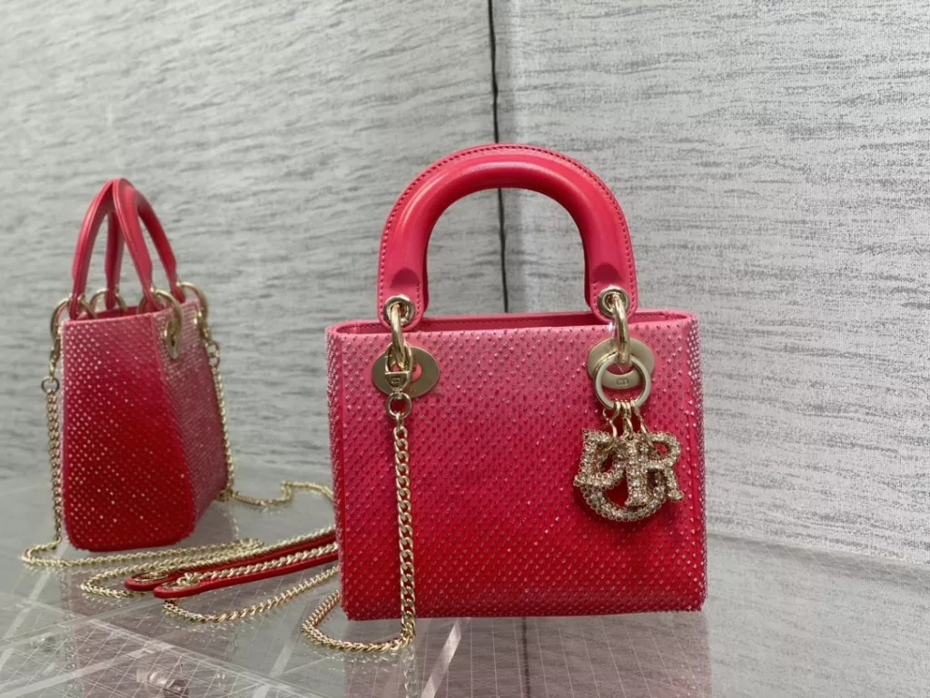 Lady's latest limited edition embroidered checkered handmade bead Princess Dai bag, a must-have three compartment small bag for everyone 😍。 Charming, elegant, and full of grandeur 💃🏻， The crossbody handle is also full of feminine charm and classic fashion style. Don't miss the beautiful bag that comes with ins and many fashionable icons ❤️ Size: 17cm