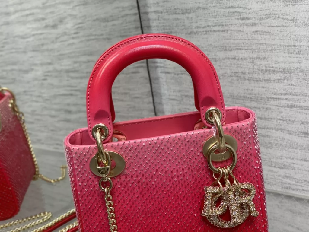 Lady's latest limited edition embroidered checkered handmade bead Princess Dai bag, a must-have three compartment small bag for everyone 😍。 Charming, elegant, and full of grandeur 💃🏻， The crossbody handle is also full of feminine charm and classic fashion style. Don't miss the beautiful bag that comes with ins and many fashionable icons ❤️ Size: 17cm