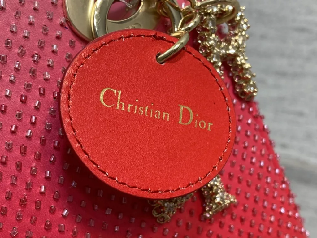Lady's latest limited edition embroidered checkered handmade bead Princess Dai bag, a must-have three compartment small bag for everyone 😍。 Charming, elegant, and full of grandeur 💃🏻， The crossbody handle is also full of feminine charm and classic fashion style. Don't miss the beautiful bag that comes with ins and many fashionable icons ❤️ Size: 17cm