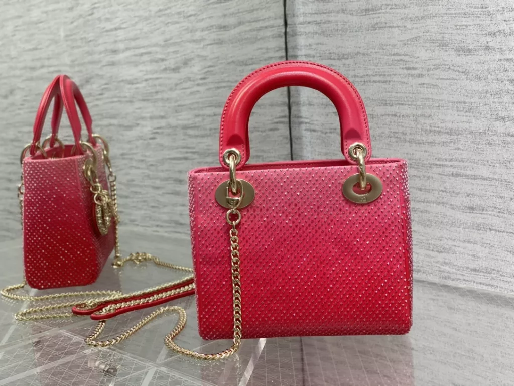 Lady's latest limited edition embroidered checkered handmade bead Princess Dai bag, a must-have three compartment small bag for everyone 😍。 Charming, elegant, and full of grandeur 💃🏻， The crossbody handle is also full of feminine charm and classic fashion style. Don't miss the beautiful bag that comes with ins and many fashionable icons ❤️ Size: 17cm