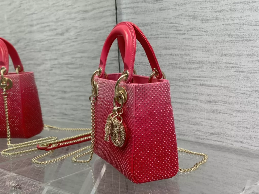 Lady's latest limited edition embroidered checkered handmade bead Princess Dai bag, a must-have three compartment small bag for everyone 😍。 Charming, elegant, and full of grandeur 💃🏻， The crossbody handle is also full of feminine charm and classic fashion style. Don't miss the beautiful bag that comes with ins and many fashionable icons ❤️ Size: 17cm