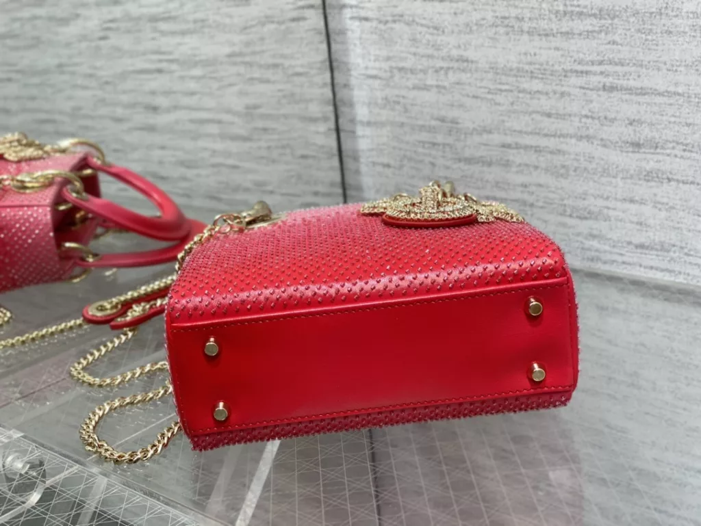 Lady's latest limited edition embroidered checkered handmade bead Princess Dai bag, a must-have three compartment small bag for everyone 😍。 Charming, elegant, and full of grandeur 💃🏻， The crossbody handle is also full of feminine charm and classic fashion style. Don't miss the beautiful bag that comes with ins and many fashionable icons ❤️ Size: 17cm