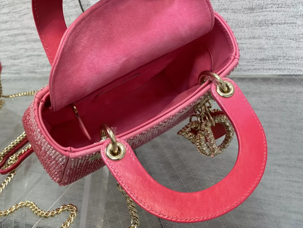 Lady's latest limited edition embroidered checkered handmade bead Princess Dai bag, a must-have three compartment small bag for everyone 😍。 Charming, elegant, and full of grandeur 💃🏻， The crossbody handle is also full of feminine charm and classic fashion style. Don't miss the beautiful bag that comes with ins and many fashionable icons ❤️ Size: 17cm