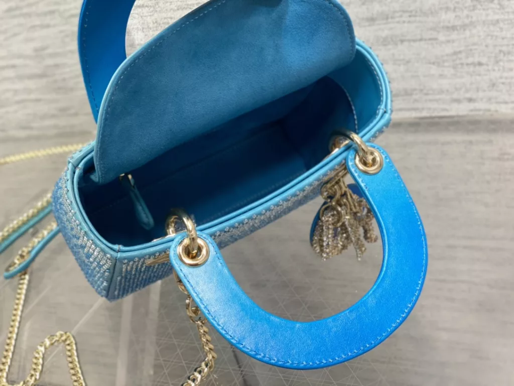 Lady's latest limited edition embroidered checkered handmade bead Princess Dai bag, a must-have three compartment small bag for everyone 😍。 Charming, elegant, and full of grandeur 💃🏻， The crossbody handle is also full of feminine charm and classic fashion style. Don't miss the beautiful bag that comes with ins and many fashionable icons ❤️ Size: 17cm