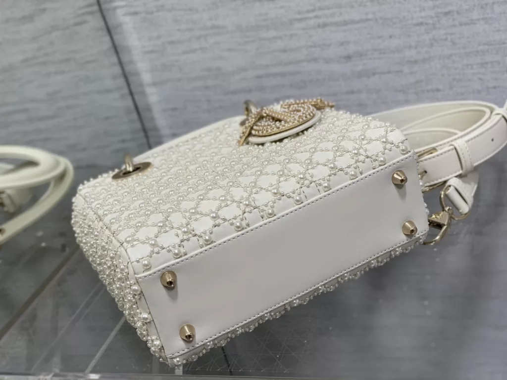 Lady's latest limited edition embroidered checkered handmade bead Princess Dai bag, a must-have three compartment small bag for everyone 😍。 Charming, elegant, and full of grandeur 💃🏻， The crossbody handle is also full of feminine charm and classic fashion style. Don't miss the beautiful bag that comes with ins and many fashionable icons ❤️ Size: 17cm