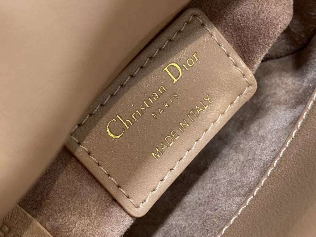Original cashmere lining ✔️ Lady's latest micro series, can't hold anything, can only hold cute little bags 😘， Crafted with soft sheepskin, featuring iconic letter hardware clasps and exquisite bag shape 👏🏻， Simple, fashionable and versatile, with a small capacity that can only hold lipstick, car keys, and can also be used as a card bag 🤗 Size: 12 * 10 * 5cm