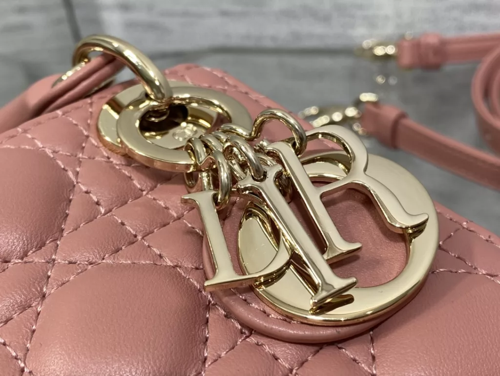 Original cashmere lining ✔️ Lady's latest micro series, can't hold anything, can only hold cute little bags 😘， Crafted with soft sheepskin, featuring iconic letter hardware clasps and exquisite bag shape 👏🏻， Simple, fashionable and versatile, with a small capacity that can only hold lipstick, car keys, and can also be used as a card bag 🤗 Size: 12 * 10 * 5cm