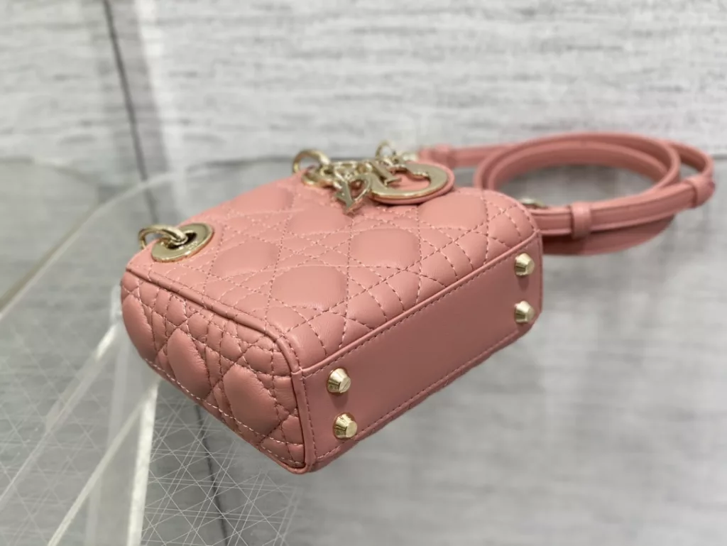 Original cashmere lining ✔️ Lady's latest micro series, can't hold anything, can only hold cute little bags 😘， Crafted with soft sheepskin, featuring iconic letter hardware clasps and exquisite bag shape 👏🏻， Simple, fashionable and versatile, with a small capacity that can only hold lipstick, car keys, and can also be used as a card bag 🤗 Size: 12 * 10 * 5cm