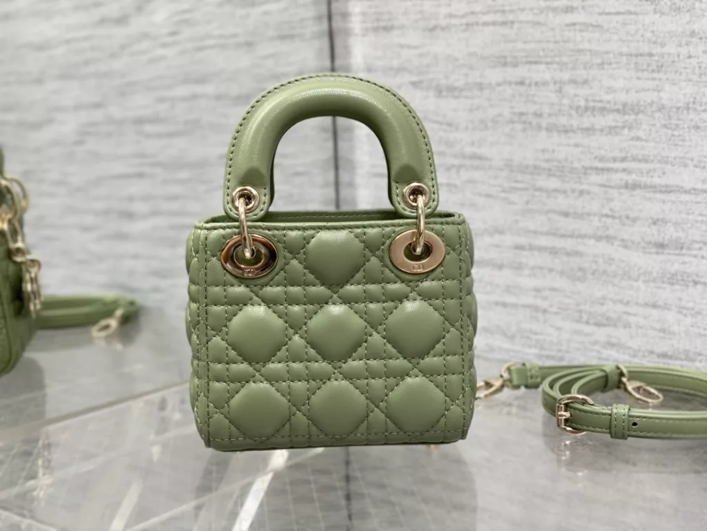Original cashmere lining ✔️ Lady's latest micro series, can't hold anything, can only hold cute little bags 😘， Crafted with soft sheepskin, featuring iconic letter hardware clasps and exquisite bag shape 👏🏻， Simple, fashionable and versatile, with a small capacity that can only hold lipstick, car keys, and can also be used as a card bag 🤗 Size: 12 * 10 * 5cm