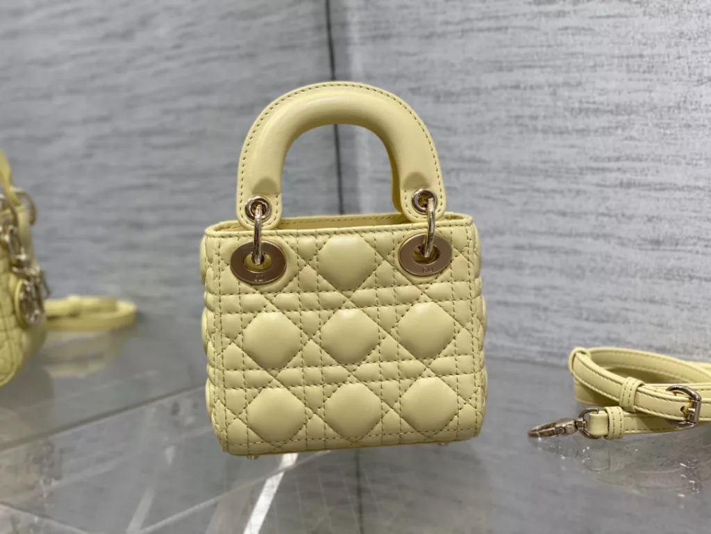 Original cashmere lining ✔️ Lady's latest micro series, can't hold anything, can only hold cute little bags 😘， Crafted with soft sheepskin, featuring iconic letter hardware clasps and exquisite bag shape 👏🏻， Simple, fashionable and versatile, with a small capacity that can only hold lipstick, car keys, and can also be used as a card bag 🤗 Size: 12 * 10 * 5cm
