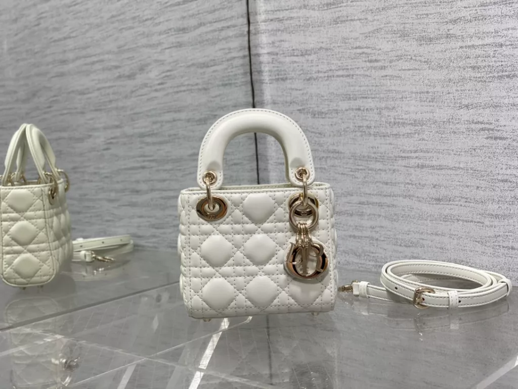 Original cashmere lining ✔️ Lady's latest micro series, can't hold anything, can only hold cute little bags 😘， Crafted with soft sheepskin, featuring iconic letter hardware clasps and exquisite bag shape 👏🏻， Simple, fashionable and versatile, with a small capacity that can only hold lipstick, car keys, and can also be used as a card bag 🤗 Size: 12 * 10 * 5cm