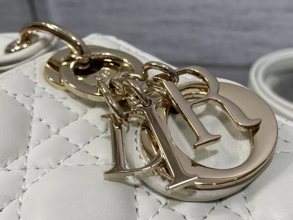 Original cashmere lining ✔️ Lady's latest micro series, can't hold anything, can only hold cute little bags 😘， Crafted with soft sheepskin, featuring iconic letter hardware clasps and exquisite bag shape 👏🏻， Simple, fashionable and versatile, with a small capacity that can only hold lipstick, car keys, and can also be used as a card bag 🤗 Size: 12 * 10 * 5cm