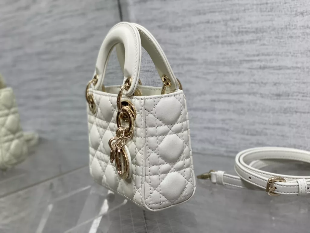 Original cashmere lining ✔️ Lady's latest micro series, can't hold anything, can only hold cute little bags 😘， Crafted with soft sheepskin, featuring iconic letter hardware clasps and exquisite bag shape 👏🏻， Simple, fashionable and versatile, with a small capacity that can only hold lipstick, car keys, and can also be used as a card bag 🤗 Size: 12 * 10 * 5cm