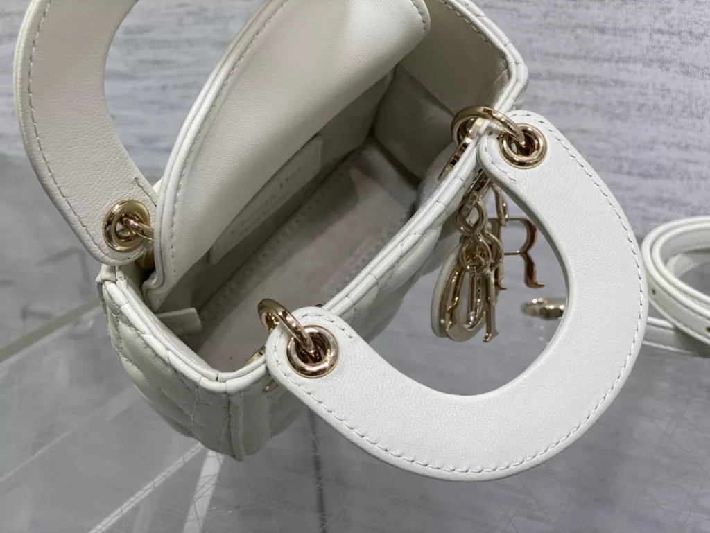 Original cashmere lining ✔️ Lady's latest micro series, can't hold anything, can only hold cute little bags 😘， Crafted with soft sheepskin, featuring iconic letter hardware clasps and exquisite bag shape 👏🏻， Simple, fashionable and versatile, with a small capacity that can only hold lipstick, car keys, and can also be used as a card bag 🤗 Size: 12 * 10 * 5cm