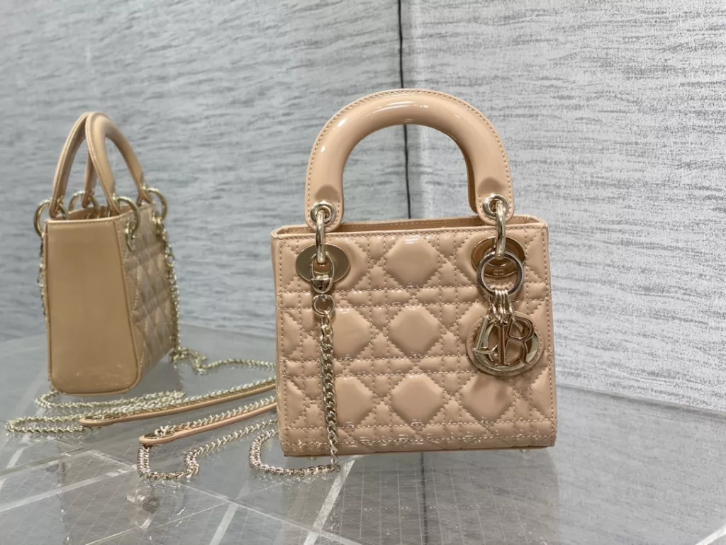 Original cashmere lining ✔️ Lady's latest micro series, can't hold anything, can only hold cute little bags 😘， Crafted with soft sheepskin, featuring iconic letter hardware clasps and exquisite bag shape 👏🏻， Simple, fashionable and versatile, with a small capacity that can only hold lipstick, car keys, and can also be used as a card bag 🤗 Size: 12 * 10 * 5cm