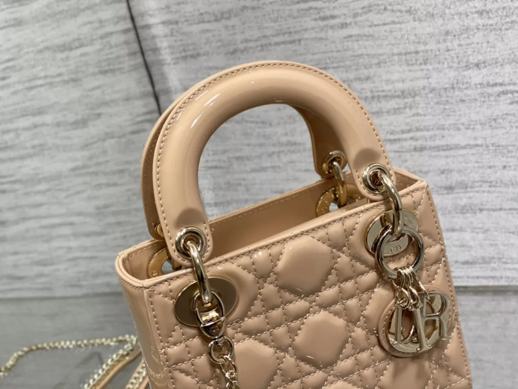 Original cashmere lining ✔️ Lady's latest micro series, can't hold anything, can only hold cute little bags 😘， Crafted with soft sheepskin, featuring iconic letter hardware clasps and exquisite bag shape 👏🏻， Simple, fashionable and versatile, with a small capacity that can only hold lipstick, car keys, and can also be used as a card bag 🤗 Size: 12 * 10 * 5cm