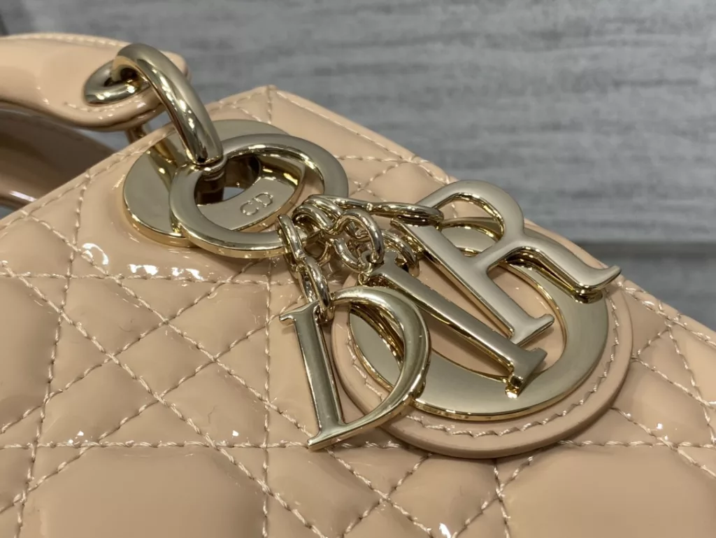 Original cashmere lining ✔️ Lady's latest micro series, can't hold anything, can only hold cute little bags 😘， Crafted with soft sheepskin, featuring iconic letter hardware clasps and exquisite bag shape 👏🏻， Simple, fashionable and versatile, with a small capacity that can only hold lipstick, car keys, and can also be used as a card bag 🤗 Size: 12 * 10 * 5cm