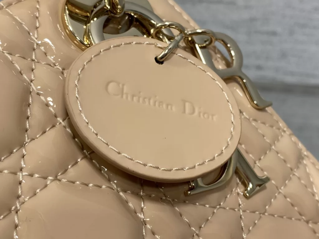 Original cashmere lining ✔️ Lady's latest micro series, can't hold anything, can only hold cute little bags 😘， Crafted with soft sheepskin, featuring iconic letter hardware clasps and exquisite bag shape 👏🏻， Simple, fashionable and versatile, with a small capacity that can only hold lipstick, car keys, and can also be used as a card bag 🤗 Size: 12 * 10 * 5cm