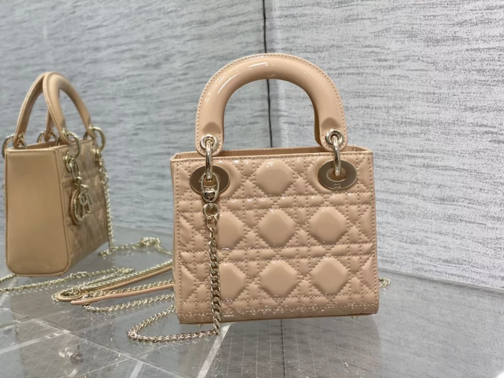 Original cashmere lining ✔️ Lady's latest micro series, can't hold anything, can only hold cute little bags 😘， Crafted with soft sheepskin, featuring iconic letter hardware clasps and exquisite bag shape 👏🏻， Simple, fashionable and versatile, with a small capacity that can only hold lipstick, car keys, and can also be used as a card bag 🤗 Size: 12 * 10 * 5cm