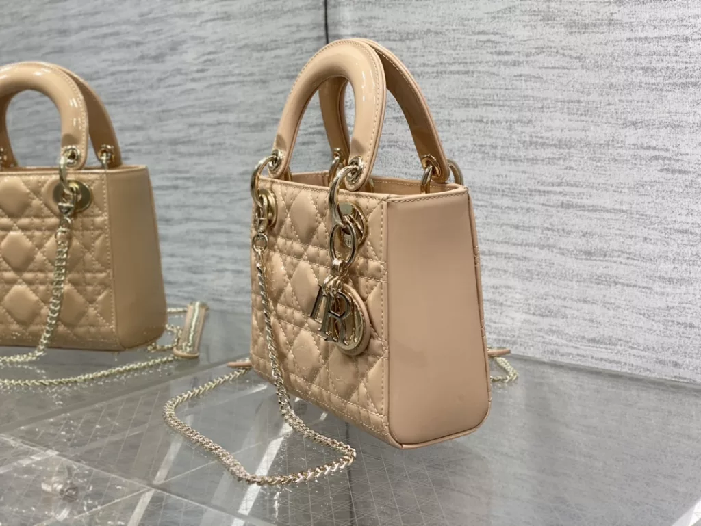 Original cashmere lining ✔️ Lady's latest micro series, can't hold anything, can only hold cute little bags 😘， Crafted with soft sheepskin, featuring iconic letter hardware clasps and exquisite bag shape 👏🏻， Simple, fashionable and versatile, with a small capacity that can only hold lipstick, car keys, and can also be used as a card bag 🤗 Size: 12 * 10 * 5cm