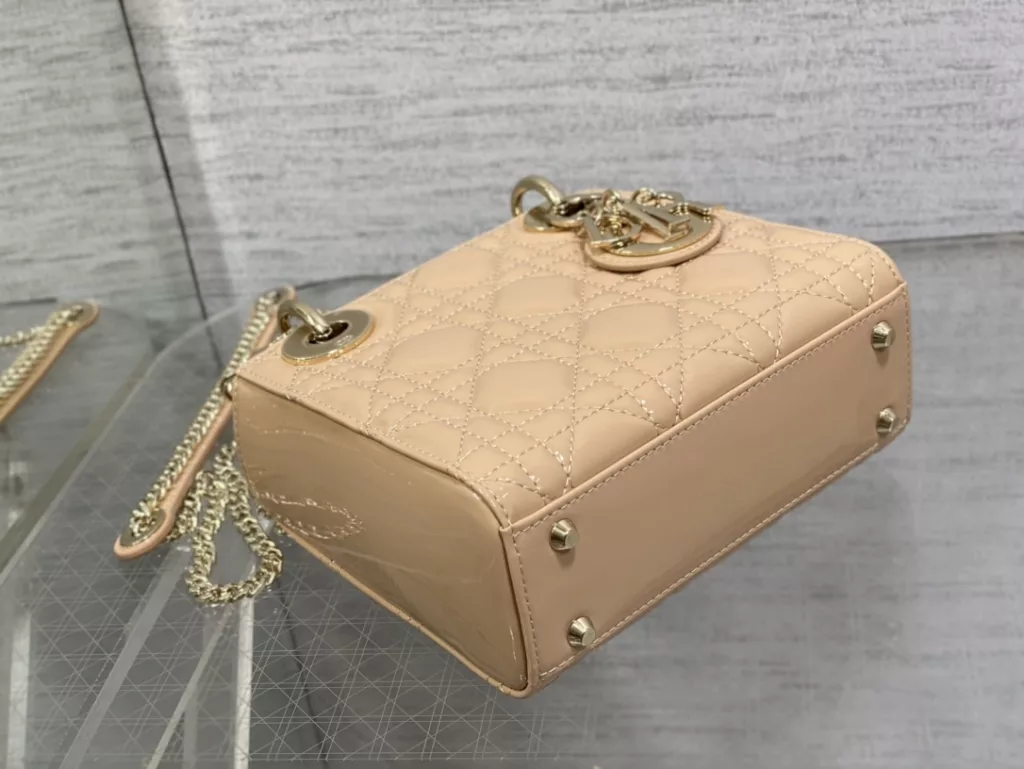 Original cashmere lining ✔️ Lady's latest micro series, can't hold anything, can only hold cute little bags 😘， Crafted with soft sheepskin, featuring iconic letter hardware clasps and exquisite bag shape 👏🏻， Simple, fashionable and versatile, with a small capacity that can only hold lipstick, car keys, and can also be used as a card bag 🤗 Size: 12 * 10 * 5cm