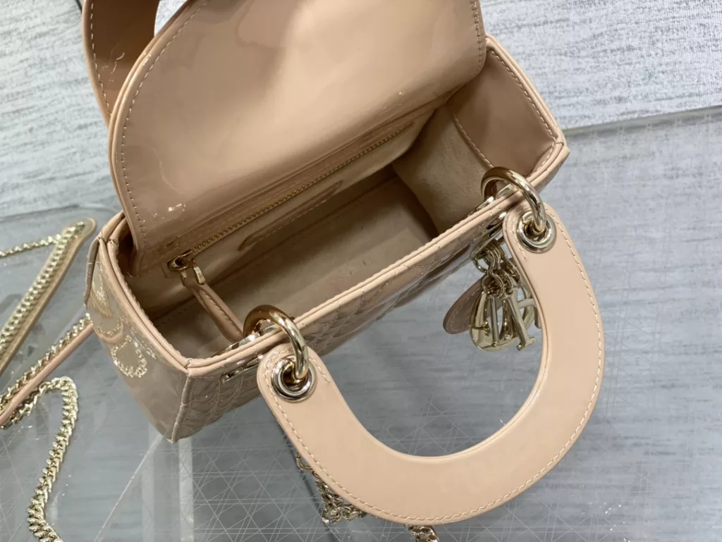 Original cashmere lining ✔️ Lady's latest micro series, can't hold anything, can only hold cute little bags 😘， Crafted with soft sheepskin, featuring iconic letter hardware clasps and exquisite bag shape 👏🏻， Simple, fashionable and versatile, with a small capacity that can only hold lipstick, car keys, and can also be used as a card bag 🤗 Size: 12 * 10 * 5cm