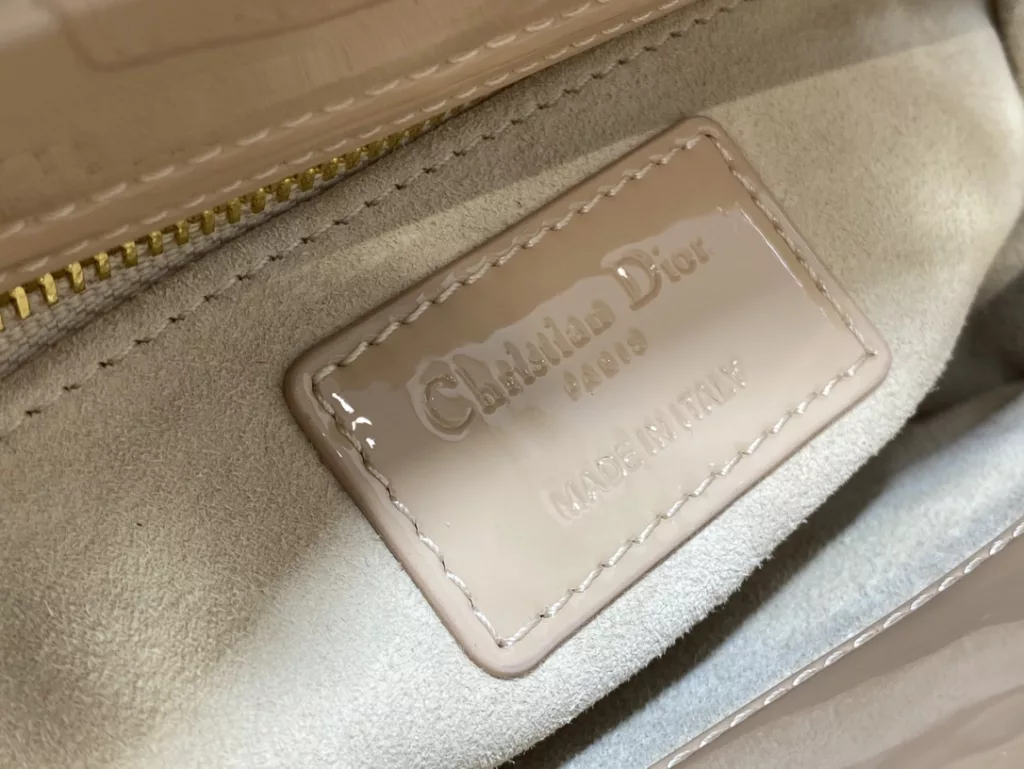 Original cashmere lining ✔️ Lady's latest micro series, can't hold anything, can only hold cute little bags 😘， Crafted with soft sheepskin, featuring iconic letter hardware clasps and exquisite bag shape 👏🏻， Simple, fashionable and versatile, with a small capacity that can only hold lipstick, car keys, and can also be used as a card bag 🤗 Size: 12 * 10 * 5cm