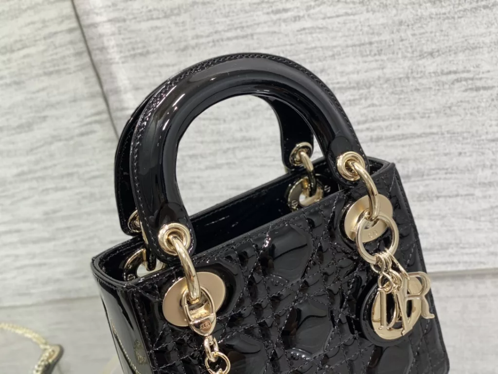 Original cashmere lining ✔️ Lady's latest micro series, can't hold anything, can only hold cute little bags 😘， Crafted with soft sheepskin, featuring iconic letter hardware clasps and exquisite bag shape 👏🏻， Simple, fashionable and versatile, with a small capacity that can only hold lipstick, car keys, and can also be used as a card bag 🤗 Size: 12 * 10 * 5cm