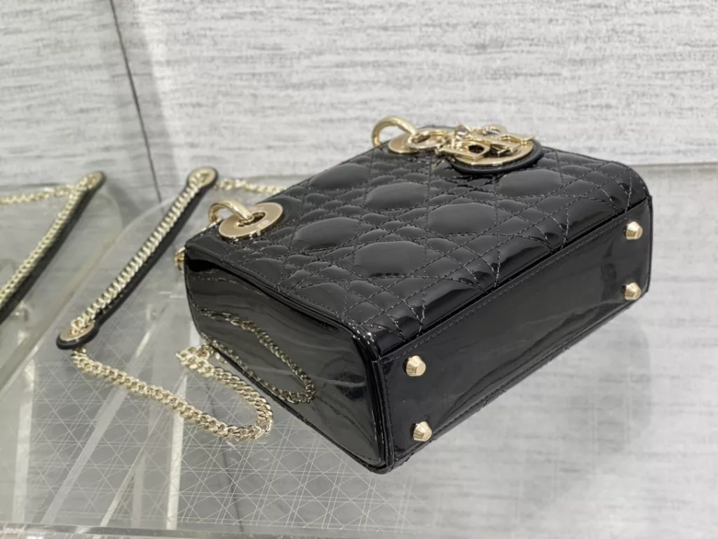 Original cashmere lining ✔️ Lady's latest micro series, can't hold anything, can only hold cute little bags 😘， Crafted with soft sheepskin, featuring iconic letter hardware clasps and exquisite bag shape 👏🏻， Simple, fashionable and versatile, with a small capacity that can only hold lipstick, car keys, and can also be used as a card bag 🤗 Size: 12 * 10 * 5cm