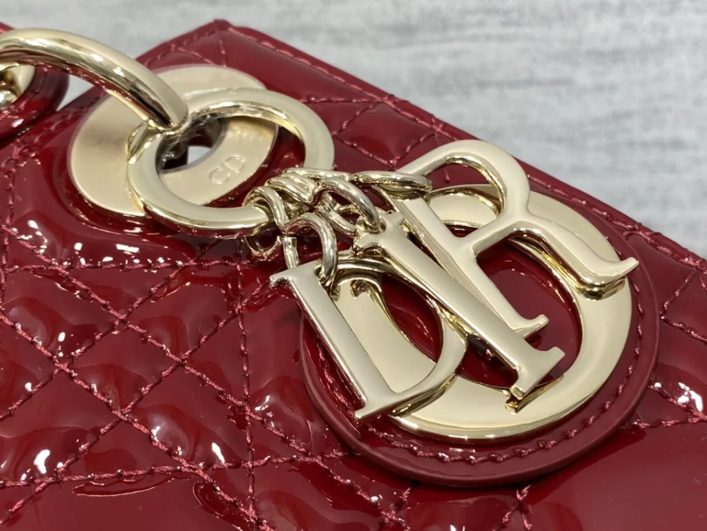 Original cashmere lining ✔️ Lady's latest micro series, can't hold anything, can only hold cute little bags 😘， Crafted with soft sheepskin, featuring iconic letter hardware clasps and exquisite bag shape 👏🏻， Simple, fashionable and versatile, with a small capacity that can only hold lipstick, car keys, and can also be used as a card bag 🤗 Size: 12 * 10 * 5cm
