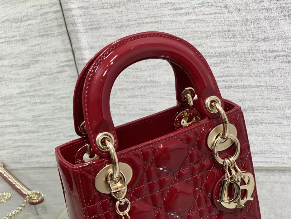 Original cashmere lining ✔️ Lady's latest micro series, can't hold anything, can only hold cute little bags 😘， Crafted with soft sheepskin, featuring iconic letter hardware clasps and exquisite bag shape 👏🏻， Simple, fashionable and versatile, with a small capacity that can only hold lipstick, car keys, and can also be used as a card bag 🤗 Size: 12 * 10 * 5cm