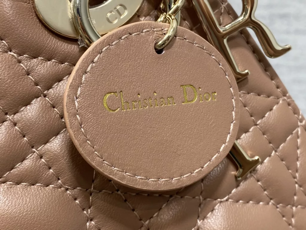 Original cashmere lining ✔️ Lady's latest micro series, can't hold anything, can only hold cute little bags 😘， Crafted with soft sheepskin, featuring iconic letter hardware clasps and exquisite bag shape 👏🏻， Simple, fashionable and versatile, with a small capacity that can only hold lipstick, car keys, and can also be used as a card bag 🤗 Size: 12 * 10 * 5cm