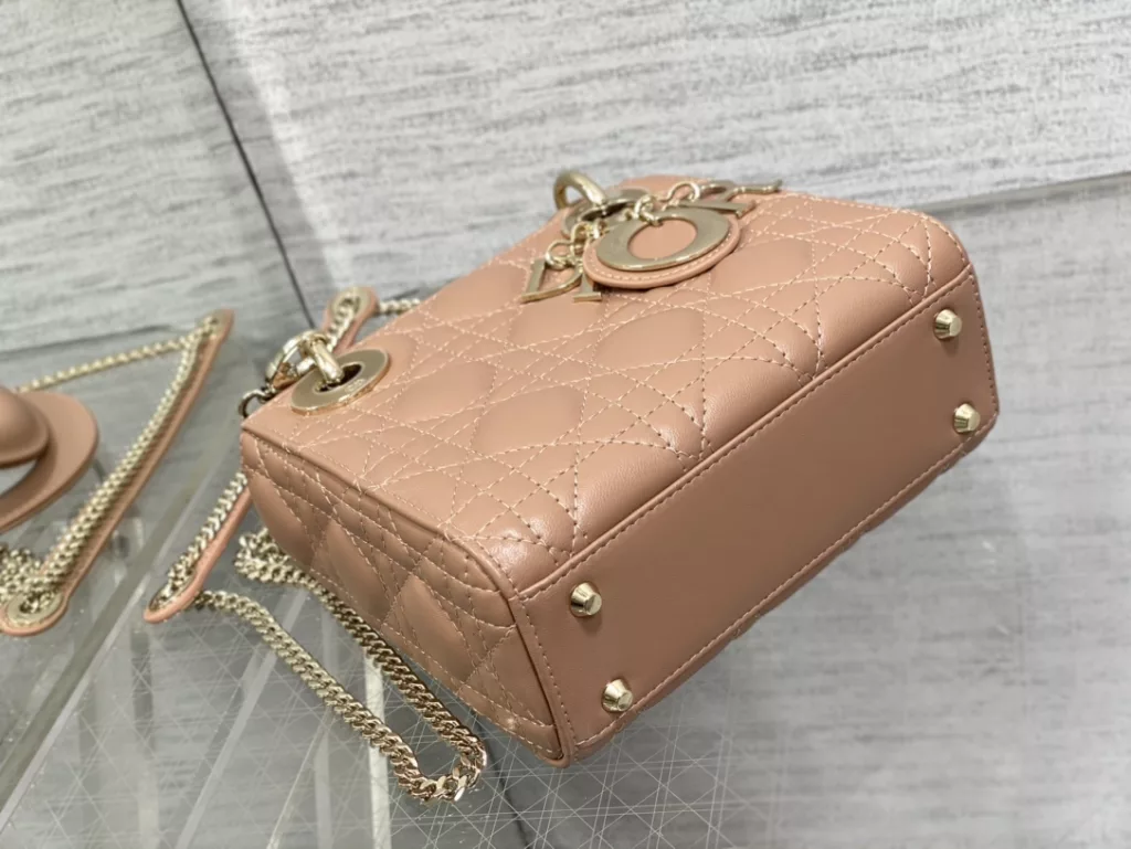 Original cashmere lining ✔️ Lady's latest micro series, can't hold anything, can only hold cute little bags 😘， Crafted with soft sheepskin, featuring iconic letter hardware clasps and exquisite bag shape 👏🏻， Simple, fashionable and versatile, with a small capacity that can only hold lipstick, car keys, and can also be used as a card bag 🤗 Size: 12 * 10 * 5cm