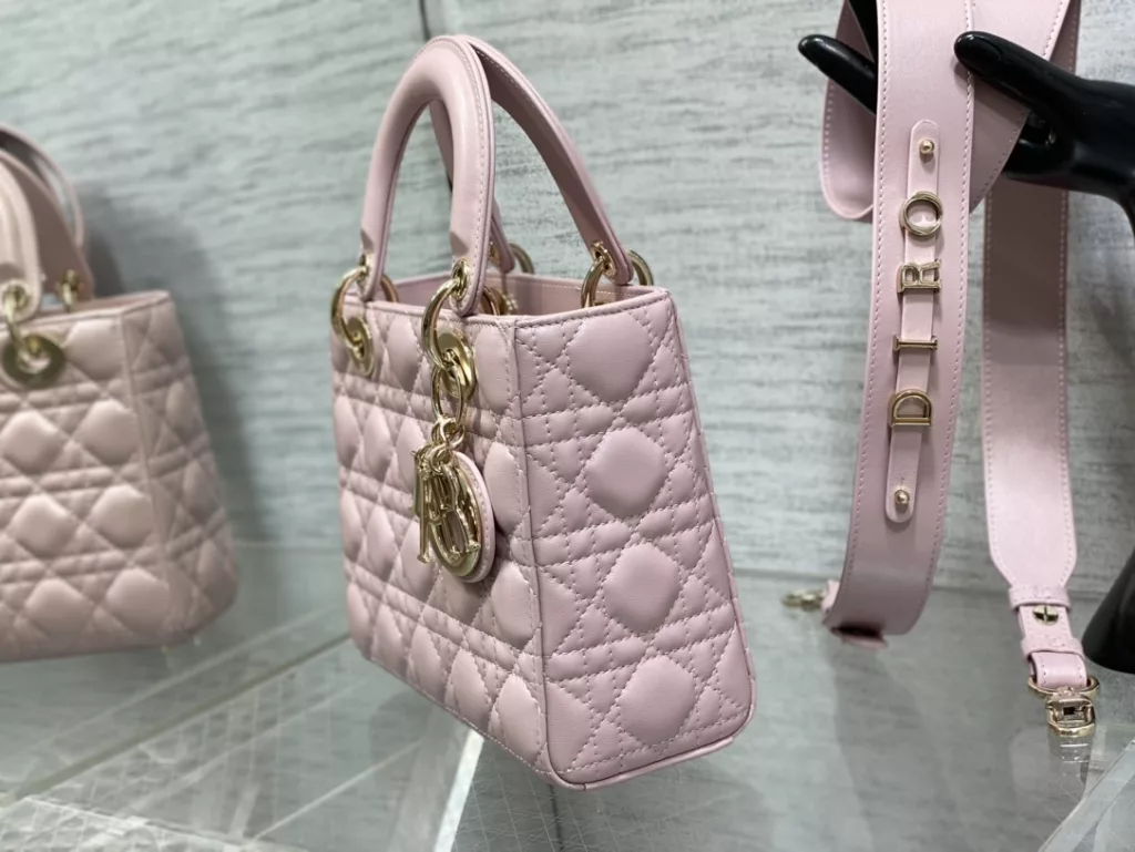 Original cashmere lining ✔️ Lady, the beloved lady of our friends, has finally made four moves ❤️， This size is between three and five squares, which is both practical and exquisite 😌， The upper body is eye-catching, elegant and casual, making it the best choice for various styles 👏🏻 Size: 20cm