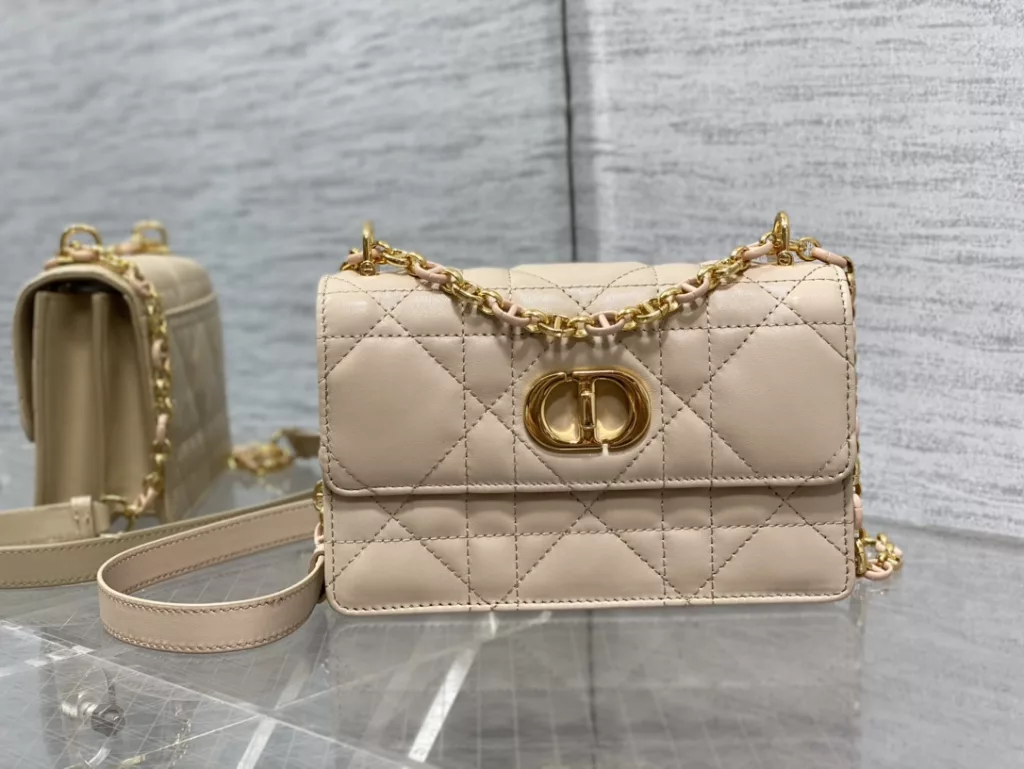 𝐃𝐢𝐨𝐫𝐌𝐢𝐬𝐬𝐂𝐚𝐫𝐨 Chain handbag open hang!! Hot all over the network 🤤 Not surprisingly, summer's favorite little bag 👍 It's still a classic rattan pattern logo, it's really eye-catching, with alternating metal links and enamel buckle links in the same color as leather shoulder straps ✔️ A completely divine existence, cute and salty, with a stunning appearance! The capacity of the inner compartment is sufficient for daily use, and can be used for cross body, one shoulder, or under the armpit 🉑 Size: 17.3 × thirteen × 7.5cm