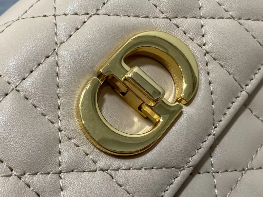 𝐃𝐢𝐨𝐫𝐌𝐢𝐬𝐬𝐂𝐚𝐫𝐨 Chain handbag open hang!! Hot all over the network 🤤 Not surprisingly, summer's favorite little bag 👍 It's still a classic rattan pattern logo, it's really eye-catching, with alternating metal links and enamel buckle links in the same color as leather shoulder straps ✔️ A completely divine existence, cute and salty, with a stunning appearance! The capacity of the inner compartment is sufficient for daily use, and can be used for cross body, one shoulder, or under the armpit 🉑 Size: 17.3 × thirteen × 7.5cm