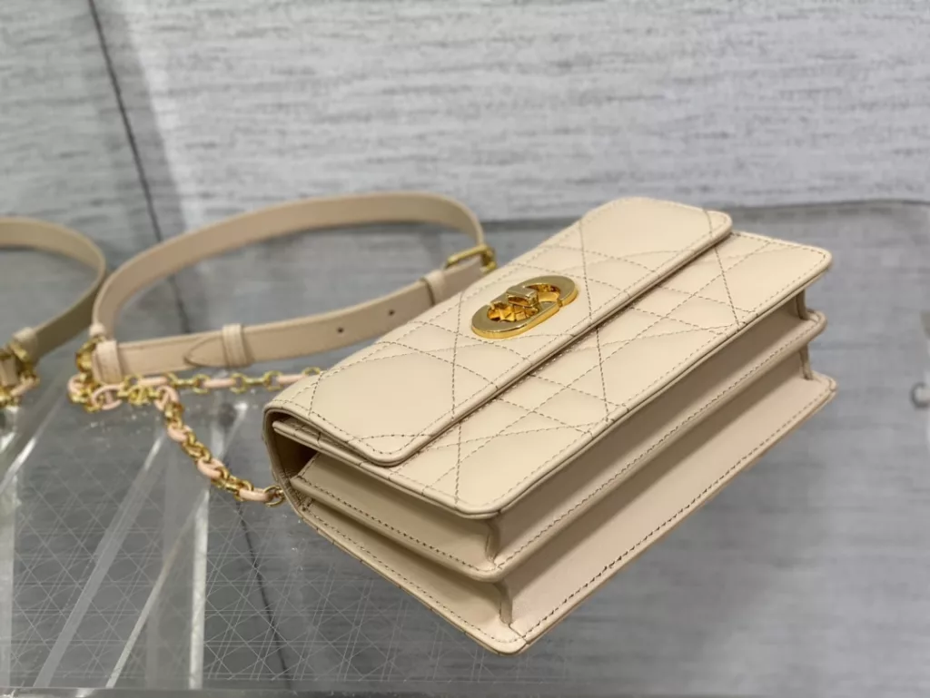 𝐃𝐢𝐨𝐫𝐌𝐢𝐬𝐬𝐂𝐚𝐫𝐨 Chain handbag open hang!! Hot all over the network 🤤 Not surprisingly, summer's favorite little bag 👍 It's still a classic rattan pattern logo, it's really eye-catching, with alternating metal links and enamel buckle links in the same color as leather shoulder straps ✔️ A completely divine existence, cute and salty, with a stunning appearance! The capacity of the inner compartment is sufficient for daily use, and can be used for cross body, one shoulder, or under the armpit 🉑 Size: 17.3 × thirteen × 7.5cm