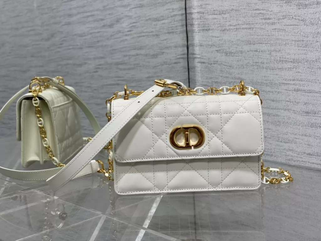 𝐃𝐢𝐨𝐫𝐌𝐢𝐬𝐬𝐂𝐚𝐫𝐨 Chain handbag open hang!! Hot all over the network 🤤 Not surprisingly, summer's favorite little bag 👍 It's still a classic rattan pattern logo, it's really eye-catching, with alternating metal links and enamel buckle links in the same color as leather shoulder straps ✔️ A completely divine existence, cute and salty, with a stunning appearance! The capacity of the inner compartment is sufficient for daily use, and can be used for cross body, one shoulder, or under the armpit 🉑 Size: 17.3 × thirteen × 7.5cm