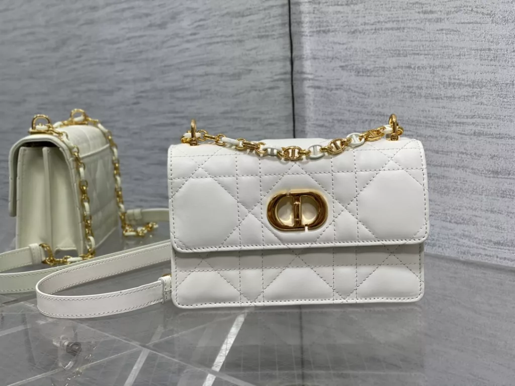 𝐃𝐢𝐨𝐫𝐌𝐢𝐬𝐬𝐂𝐚𝐫𝐨 Chain handbag open hang!! Hot all over the network 🤤 Not surprisingly, summer's favorite little bag 👍 It's still a classic rattan pattern logo, it's really eye-catching, with alternating metal links and enamel buckle links in the same color as leather shoulder straps ✔️ A completely divine existence, cute and salty, with a stunning appearance! The capacity of the inner compartment is sufficient for daily use, and can be used for cross body, one shoulder, or under the armpit 🉑 Size: 17.3 × thirteen × 7.5cm