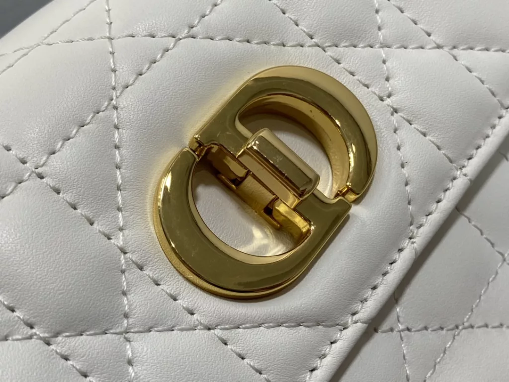 𝐃𝐢𝐨𝐫𝐌𝐢𝐬𝐬𝐂𝐚𝐫𝐨 Chain handbag open hang!! Hot all over the network 🤤 Not surprisingly, summer's favorite little bag 👍 It's still a classic rattan pattern logo, it's really eye-catching, with alternating metal links and enamel buckle links in the same color as leather shoulder straps ✔️ A completely divine existence, cute and salty, with a stunning appearance! The capacity of the inner compartment is sufficient for daily use, and can be used for cross body, one shoulder, or under the armpit 🉑 Size: 17.3 × thirteen × 7.5cm